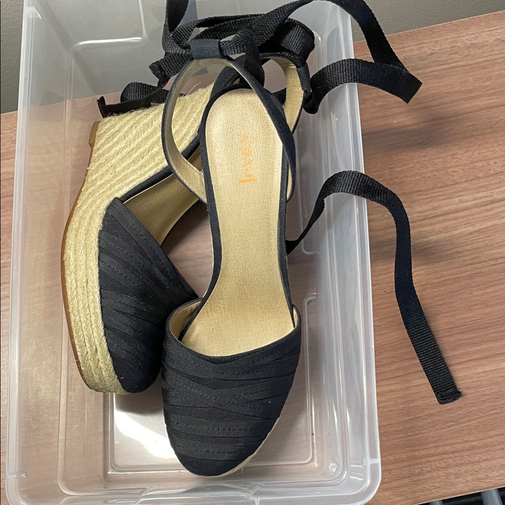 Levity 4” Black and Cream Espadrille Sandals